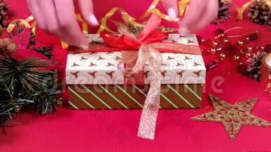 合上女人手，装饰圣诞礼盒。 刮包拆包概念.. 假日和新年的概念